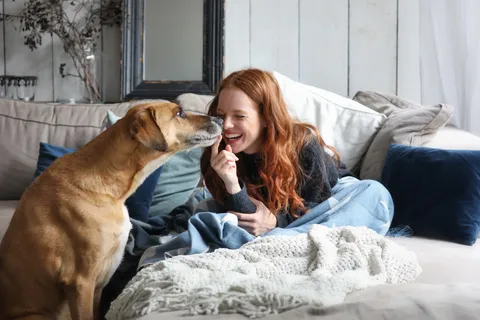 Junge Frau mit Hund