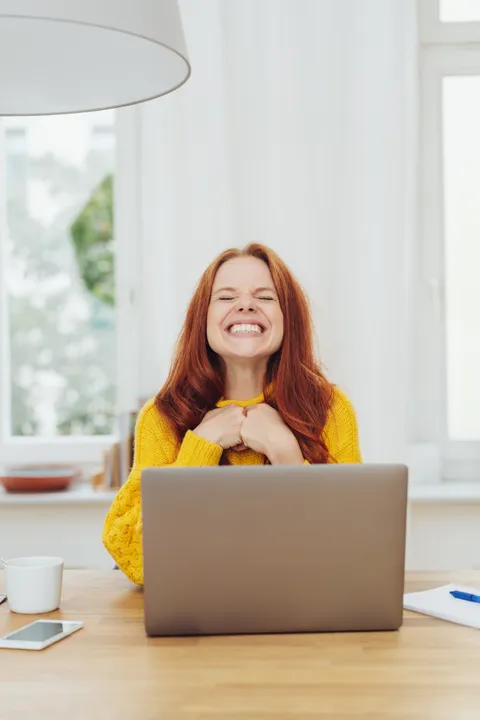 Junge rothaarige Frau freut sich