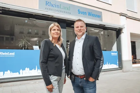 Stefanie Osthoff und Sven Wiesner stehen vor den Agenturräumen.