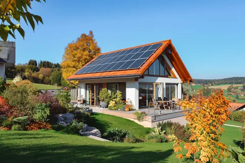Einfamilienhaus mit Photovoltaik in der Sonne
