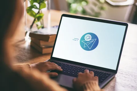 Aufgeklapptes Laptop mit Logo Digitales Postfach