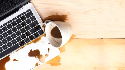 Laptop, das mit Kaffee überschüttet ist