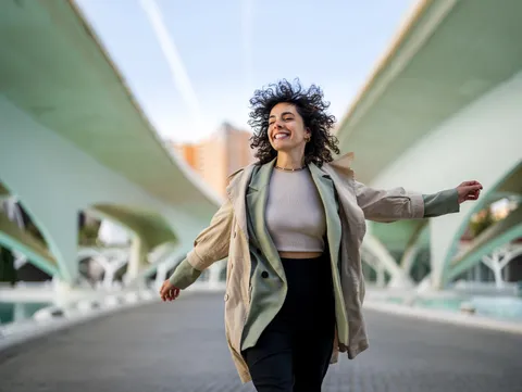 Junge lebenslustige Frau