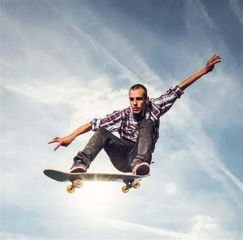 Junger Mann auf Skateboard