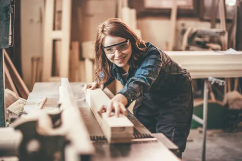 Junges Mädchen im Handwerksberuf, Holzarbeiten