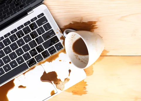 Laptop, das mit Kaffee überschüttet ist
